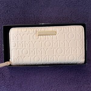 Tommy Hilfiger NWT Blush Embossed Logo Zip Wallet